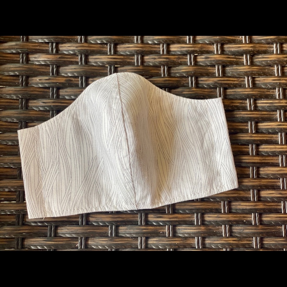 Women’s face mask with filter pocket